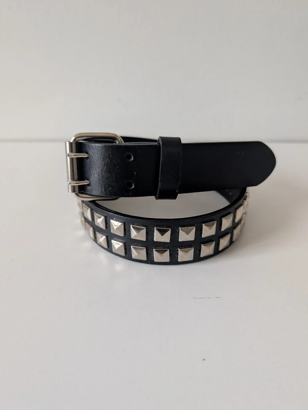 Hot Topic women's Black Leather Studded Pyramid Punk Belt (M)